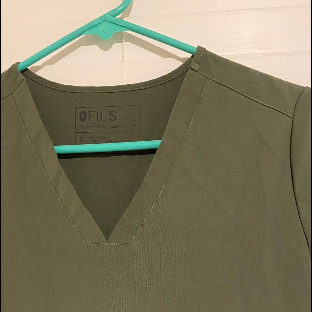 Figs moss xs scrub top
